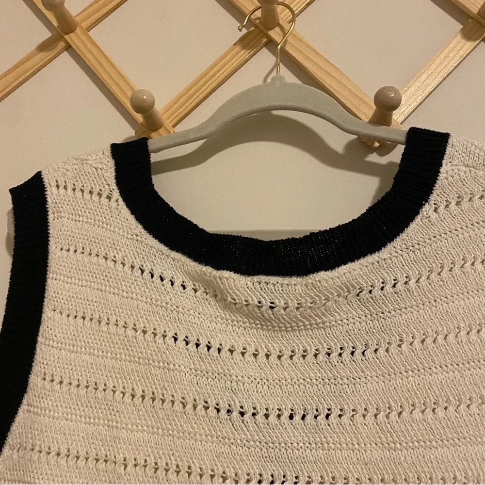 Torrid White and Black Crochet Button Front Tank size 2